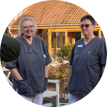 Ein Fotograf der Nordsee-Zeitung fotografiert die beiden Altenpflegerinnen im Garten des Lotte-Lemke-Hauses | © AWO Bremerhaven / Simone Hryzyk