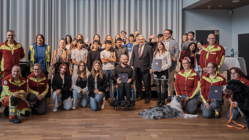 Gruppenfoto der Preisträger des Zivilcouragepreises 2025 | © AWO Bremerhaven / Simone Hryzyk